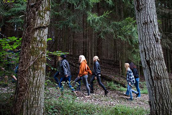 图为学生们在伊甸堂校园的森林里散步