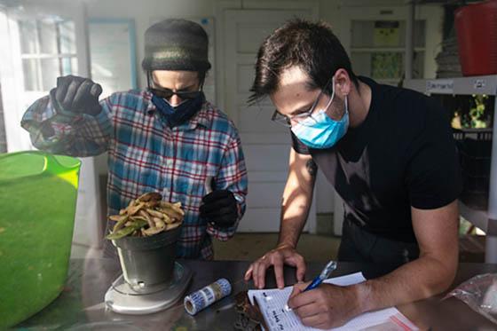 两名蒙面波胆网站学生在伊甸园大厅实验室工作的照片