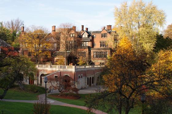 波胆网站荫边校区的红砖梅隆大厅坐落在被五颜六色的秋叶包围的绿色校园里. 